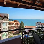 Larenta стилни с 2 спални и гледка море в влас *