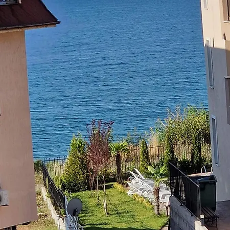 Apartamento Larenta стилни с 2 спални и гледка море в влас *