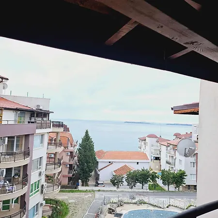 Lejlighed Larenta стилни с 2 спални и гледка море в влас *