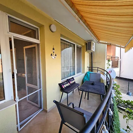 Apartamento Larenta стилни с 2 спални и гледка море в влас