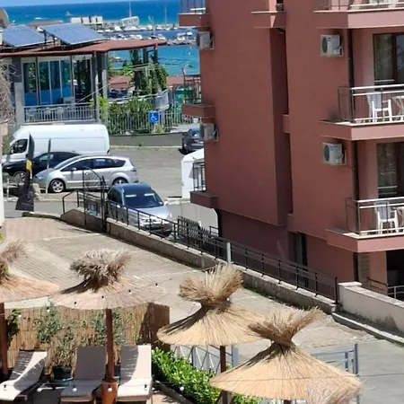 Apartamento Larenta стилни с 2 спални и гледка море в влас *