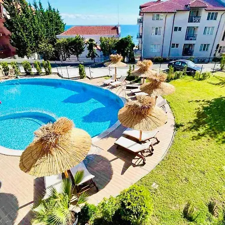 Apartment Larenta стилни с 2 спални и гледка море в влас