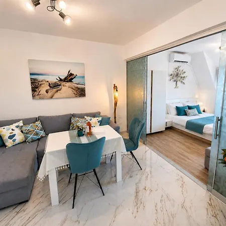 Apartment Larenta стилни с 2 спални и гледка море в влас *
