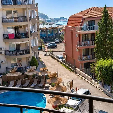 Apartment Larenta стилни с 2 спални и гледка море в влас *