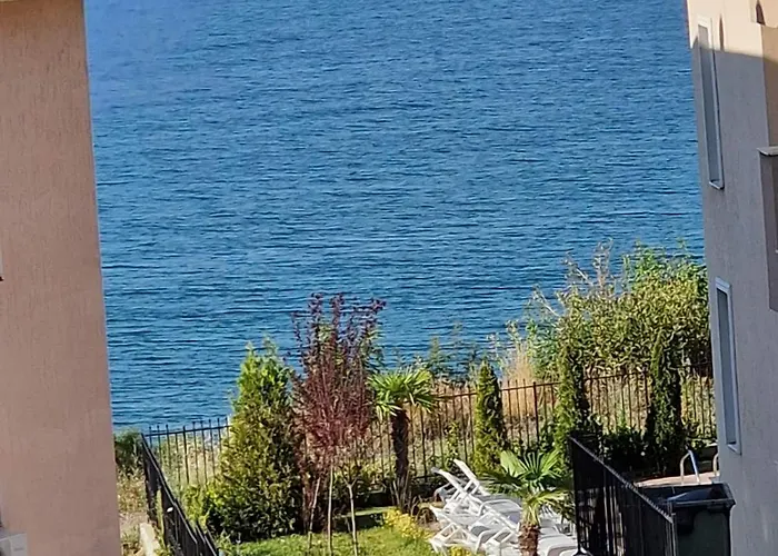 Апартаменты Larenta стилни с 2 спални и гледка море в влас *