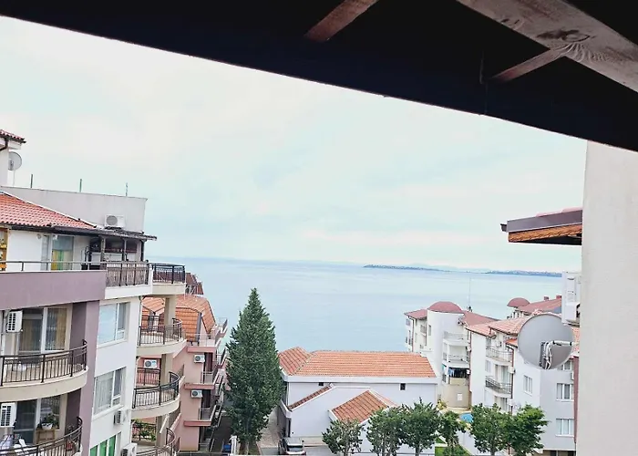 Апартаменты Larenta стилни с 2 спални и гледка море в влас *