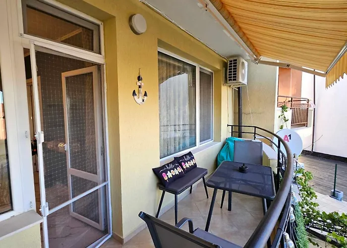 Апартаменты Larenta стилни с 2 спални и гледка море в влас