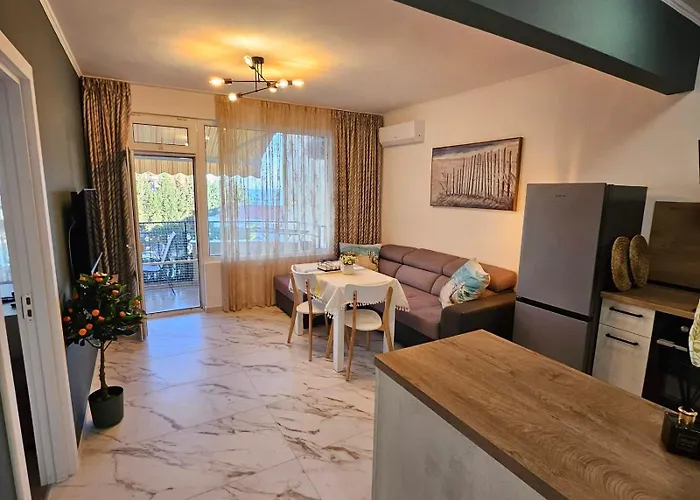 Апартаменты Larenta стилни с 2 спални и гледка море в влас *