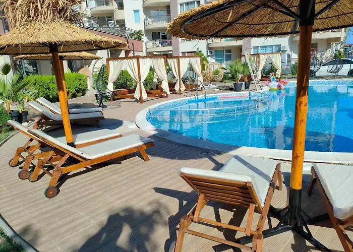 Апартаменты Larenta стилни с 2 спални и гледка море в влас