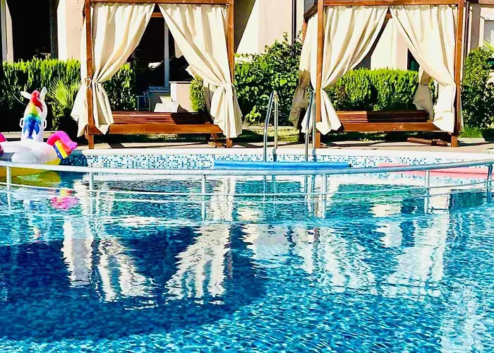 Апартаменты Larenta стилни с 2 спални и гледка море в влас *