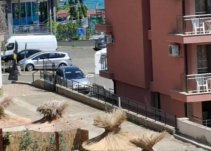 Апартаменты Larenta стилни с 2 спални и гледка море в влас *