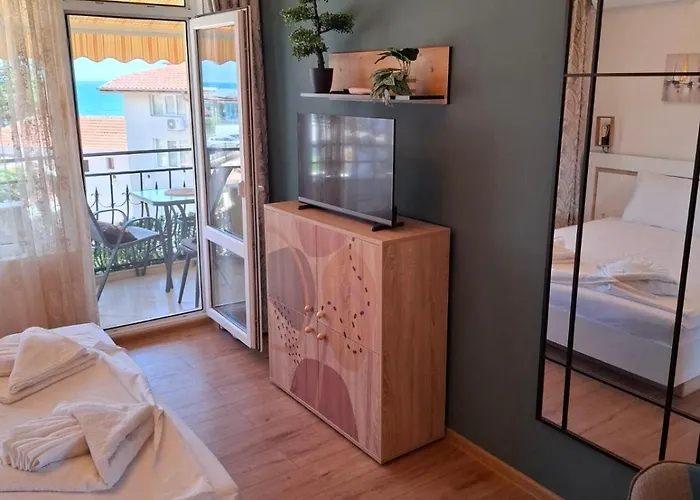 Апартаменты Larenta стилни с 2 спални и гледка море в влас Свети-Влас