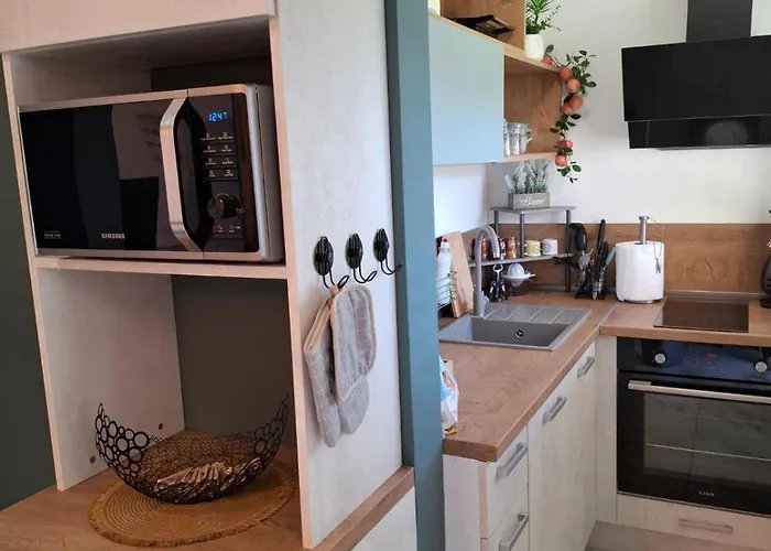 Larenta стилни с 2 спални и гледка море в влас