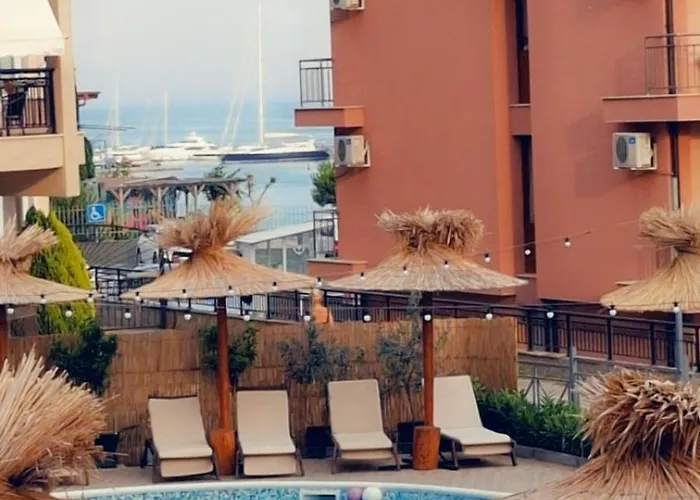 Апартаменты Larenta стилни с 2 спални и гледка море в влас *